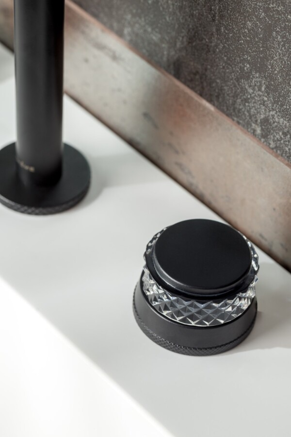 Смеситель для раковины Boheme Aura Black на 3 отв. 152-B-A