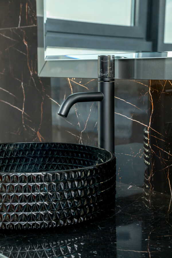 Смеситель для раковины высокий Boheme Stick Черный ручка Черный Мрамор 122-B-MR-B