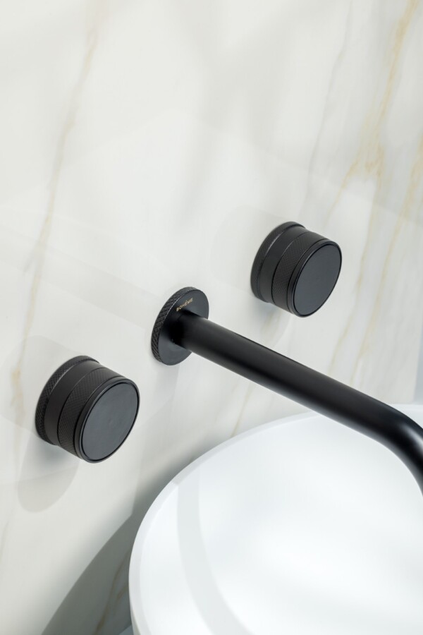 Смеситель для раковины из стены Boheme Prestige Black на 3 отв. 152-2-B-PR