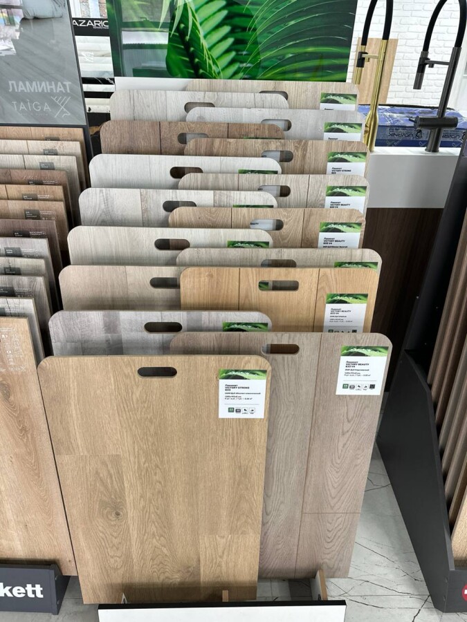 Ламинат Первая Уральская 832 Дуб светло-коричневый/ Oak light brown 4V 1292x194x8 Т047072