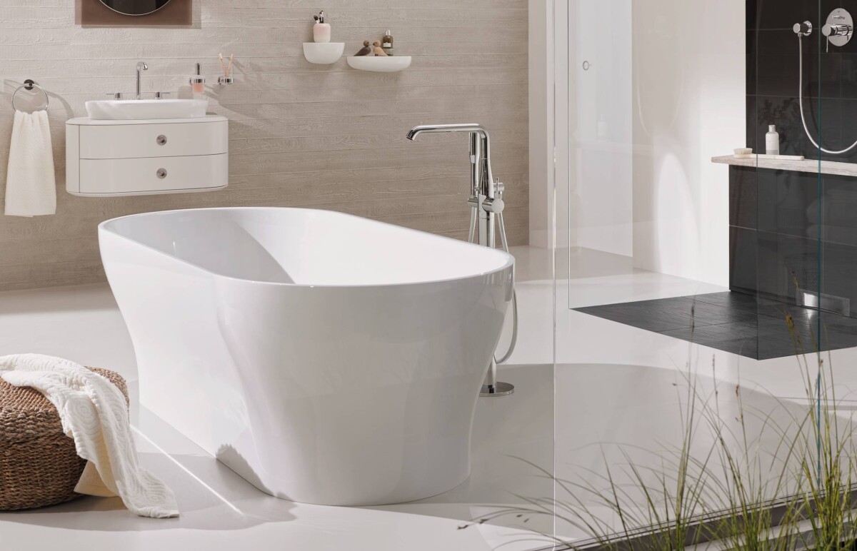 Grohe Essence+ 23491001 смеситель для ванны хром