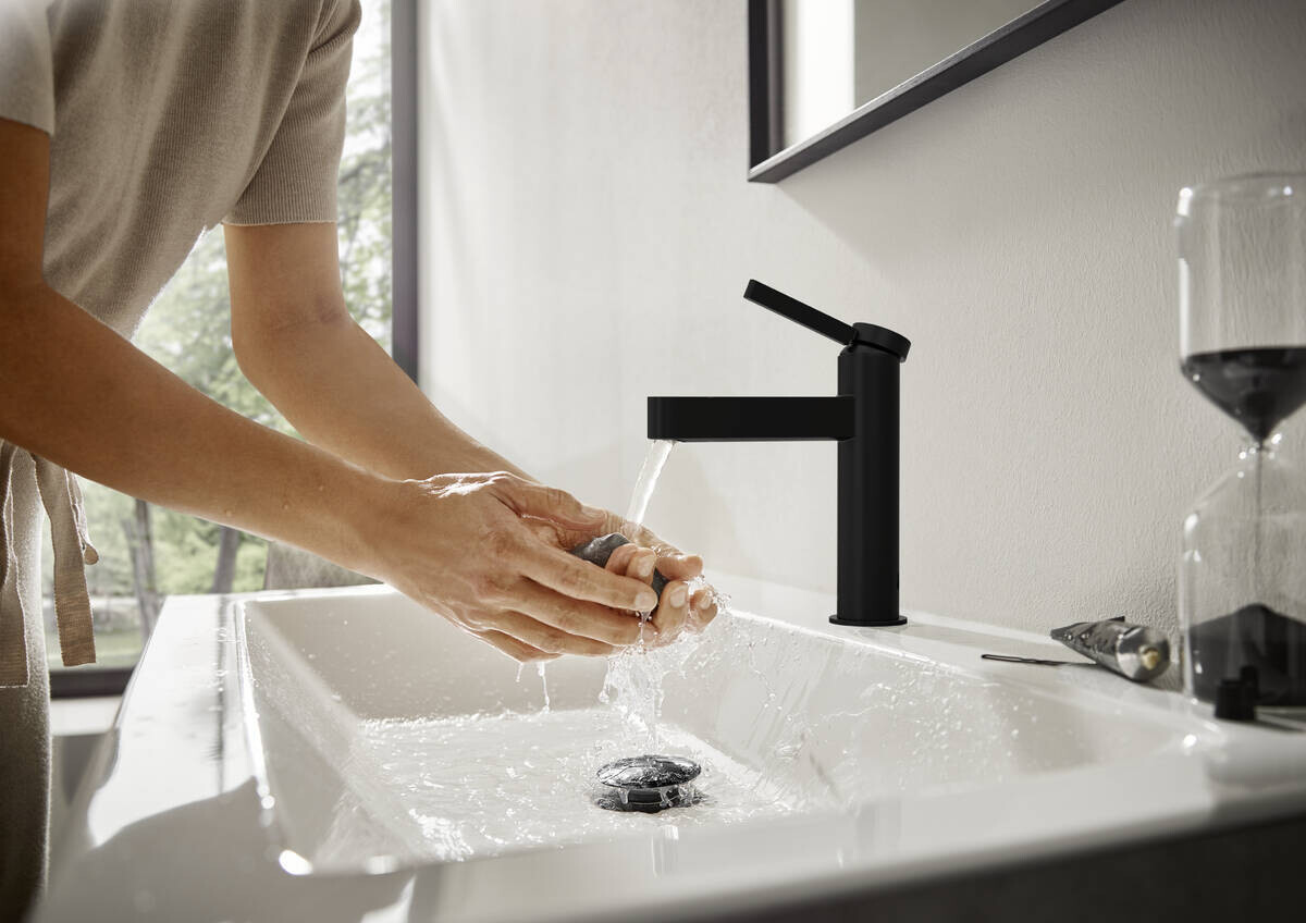 Hansgrohe Finoris Смеситель для раковины 110 со сливным гарнитуром черный матовый 76020670