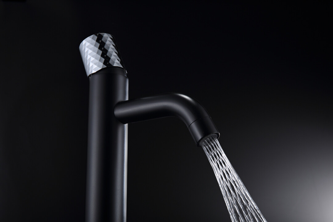 Смеситель для раковины высокий Boheme Stick Черный ручка Хром Diamond 122-BCR