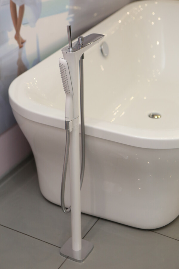Hansgrohe PuraVida 15473400 смеситель для ванны напольный хром